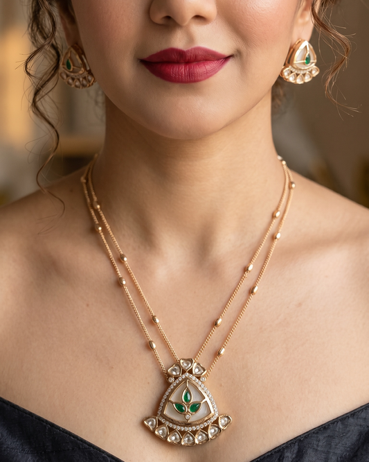 Ojasvi Kundan Pendant Set