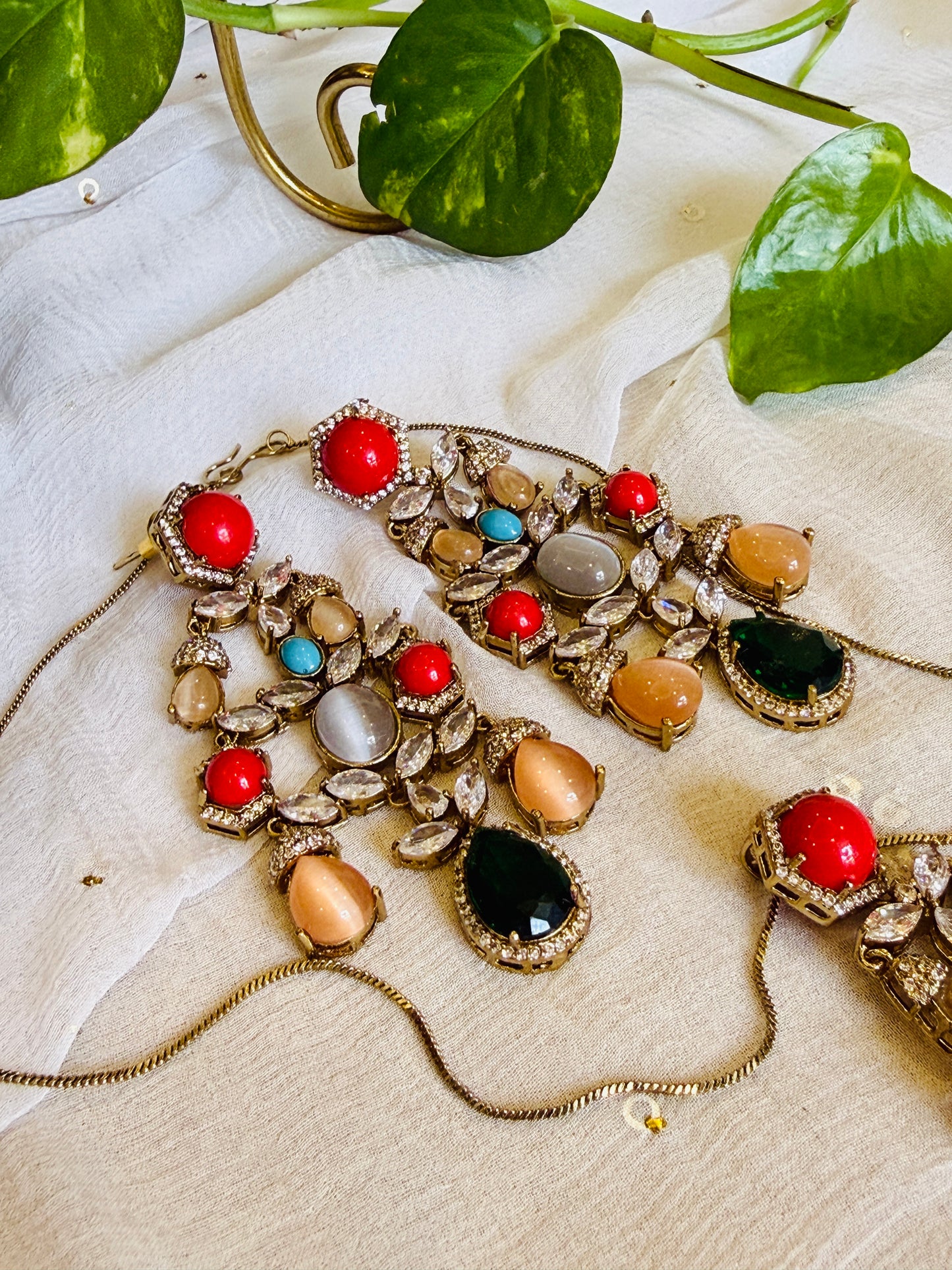 Noor-e-Pakhi Pendant Set