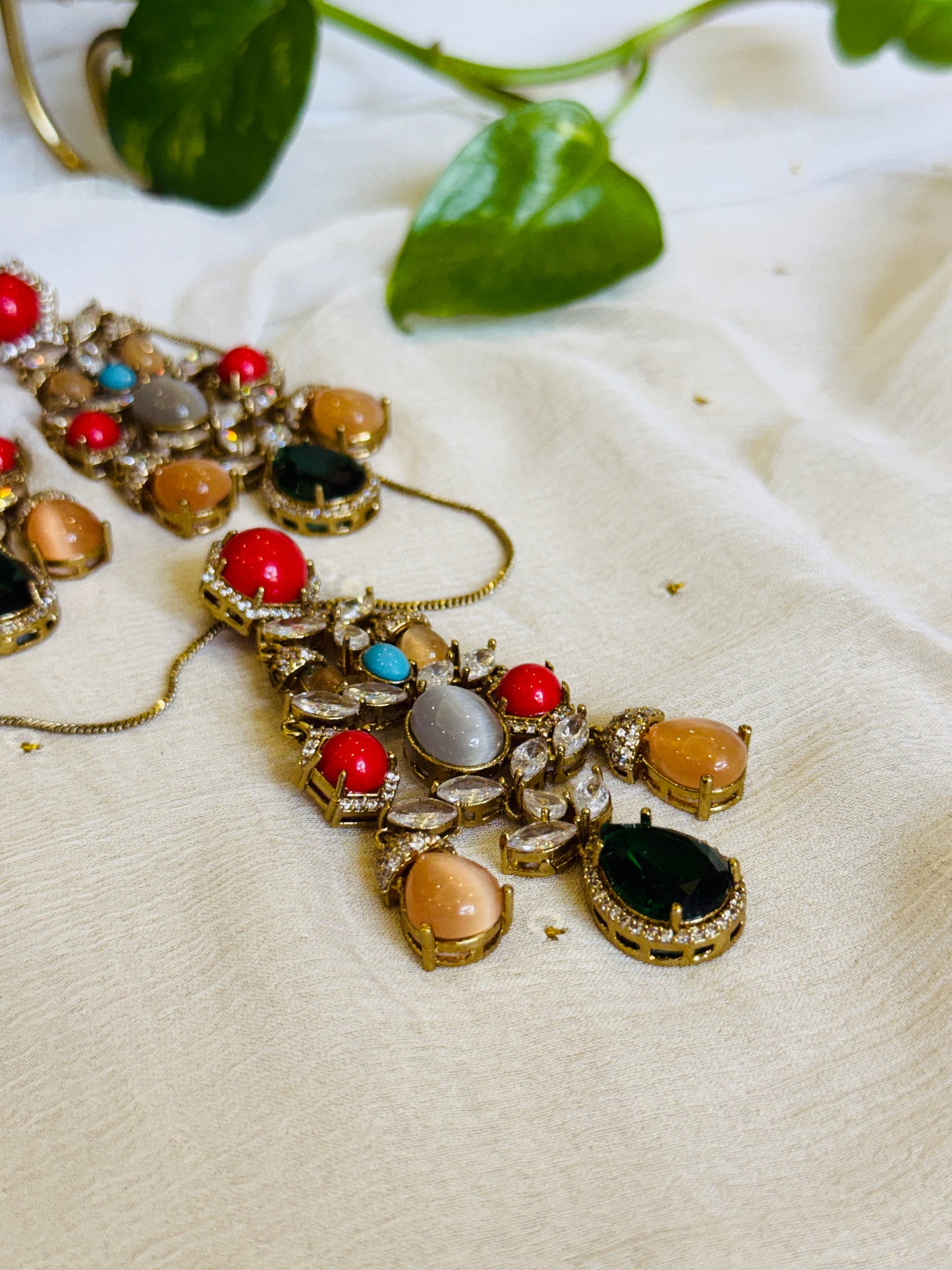 Noor-e-Pakhi Pendant Set