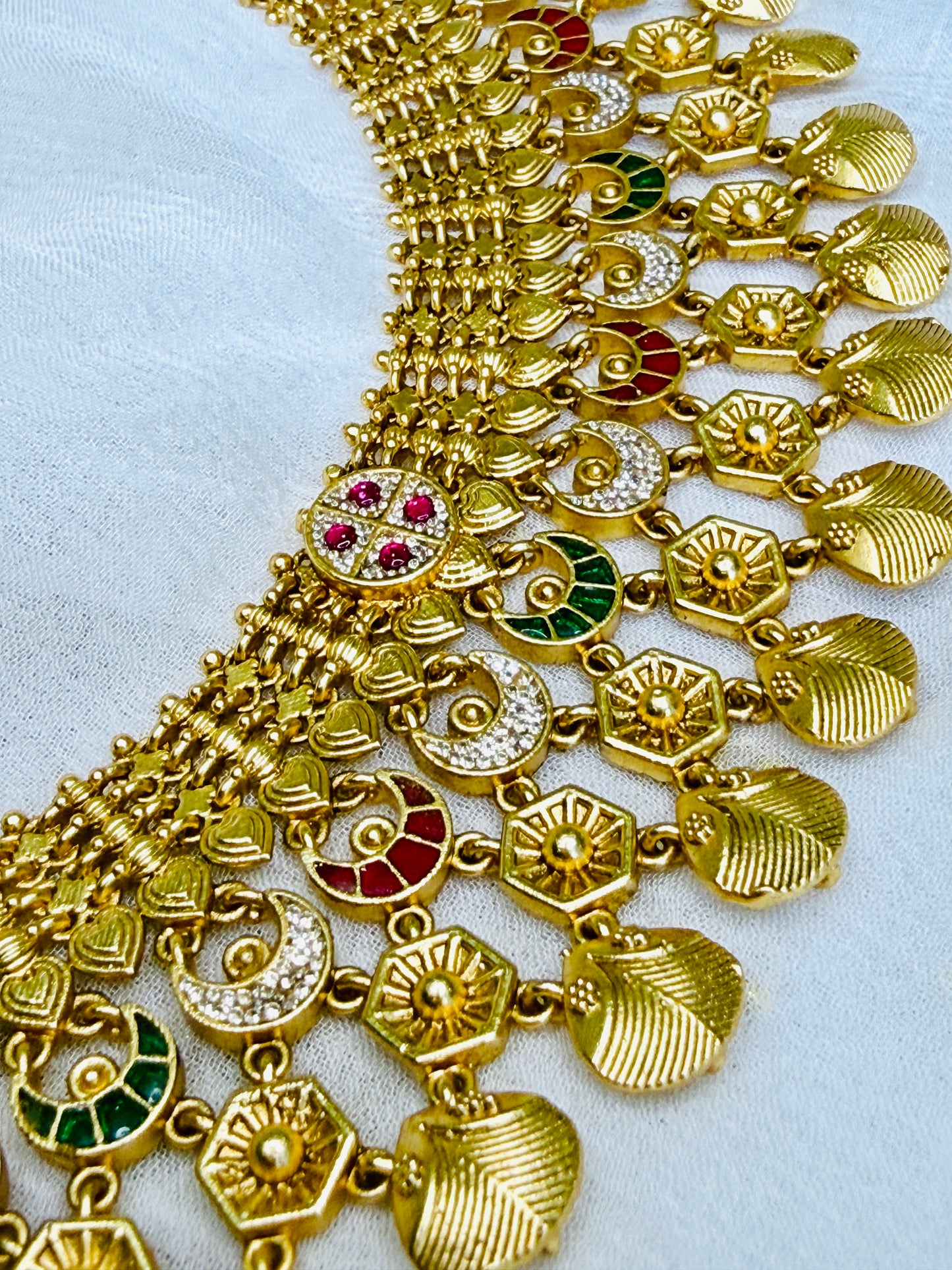 Svarn Kriti Moon Choker