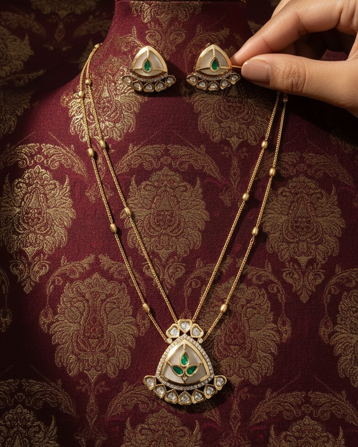 Ojasvi Kundan Pendant Set