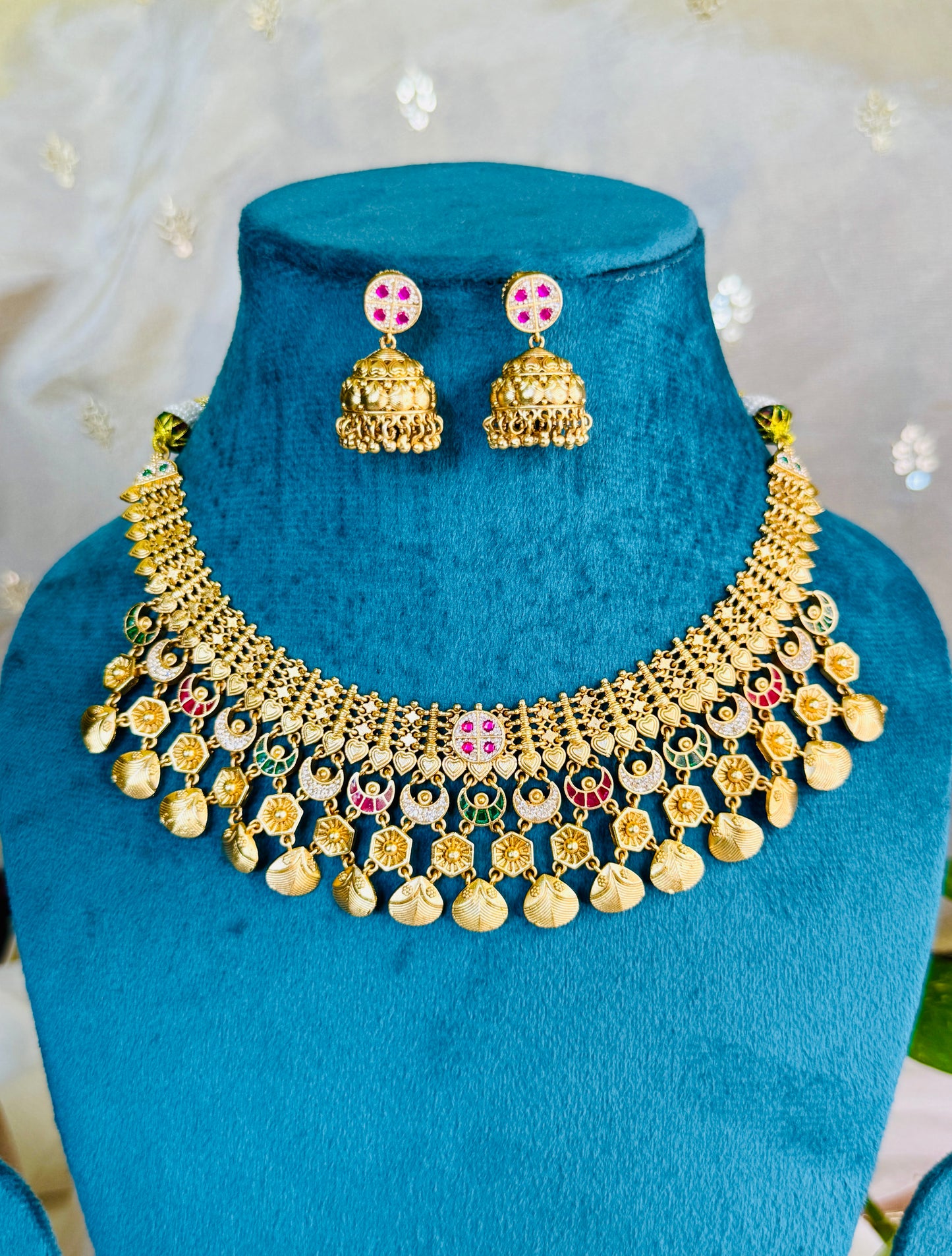 Svarn Kriti Moon Choker