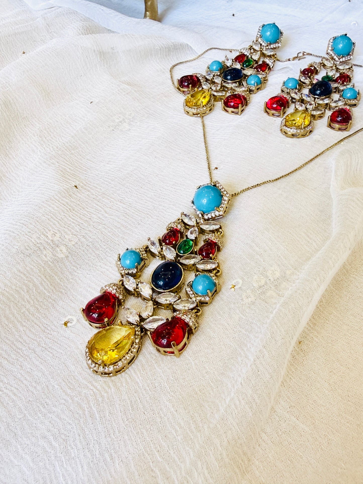Noor-e-Meghna Pendant Set