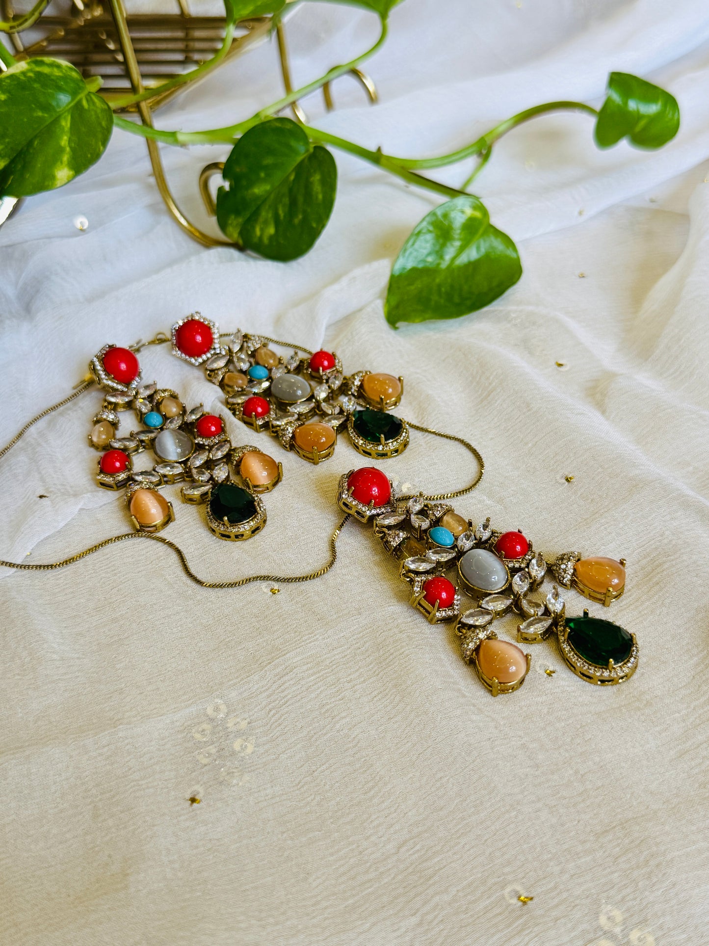 Noor-e-Pakhi Pendant Set