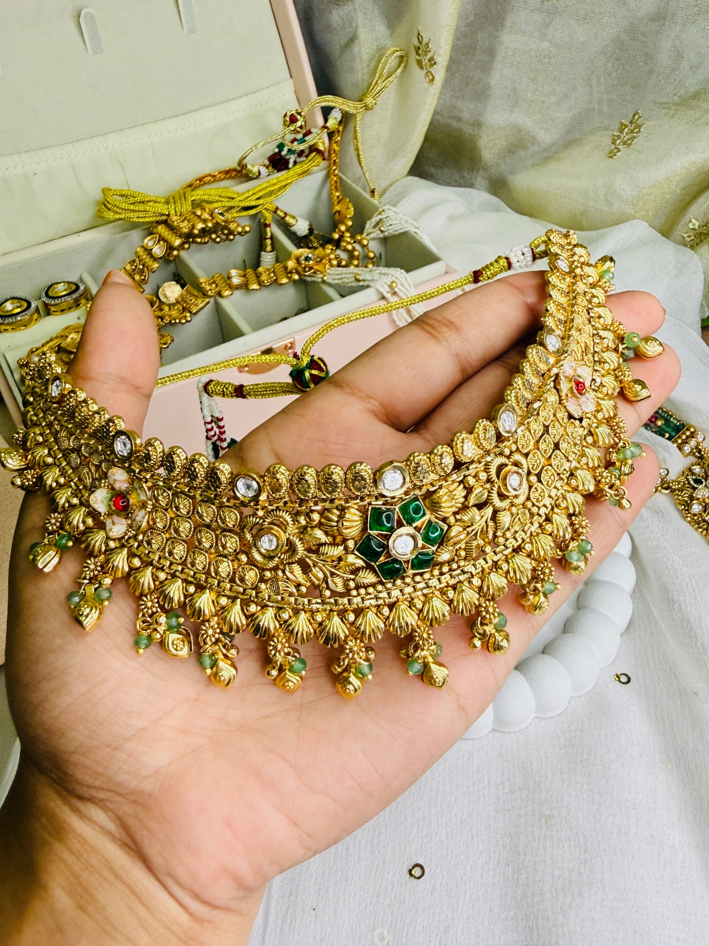 Svarn Zari Choker