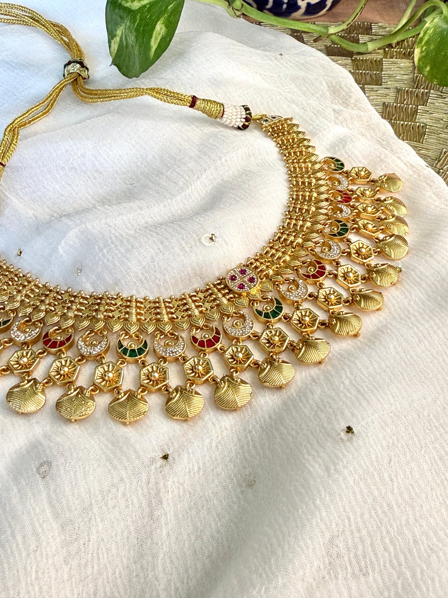 Svarn Kriti Moon Choker