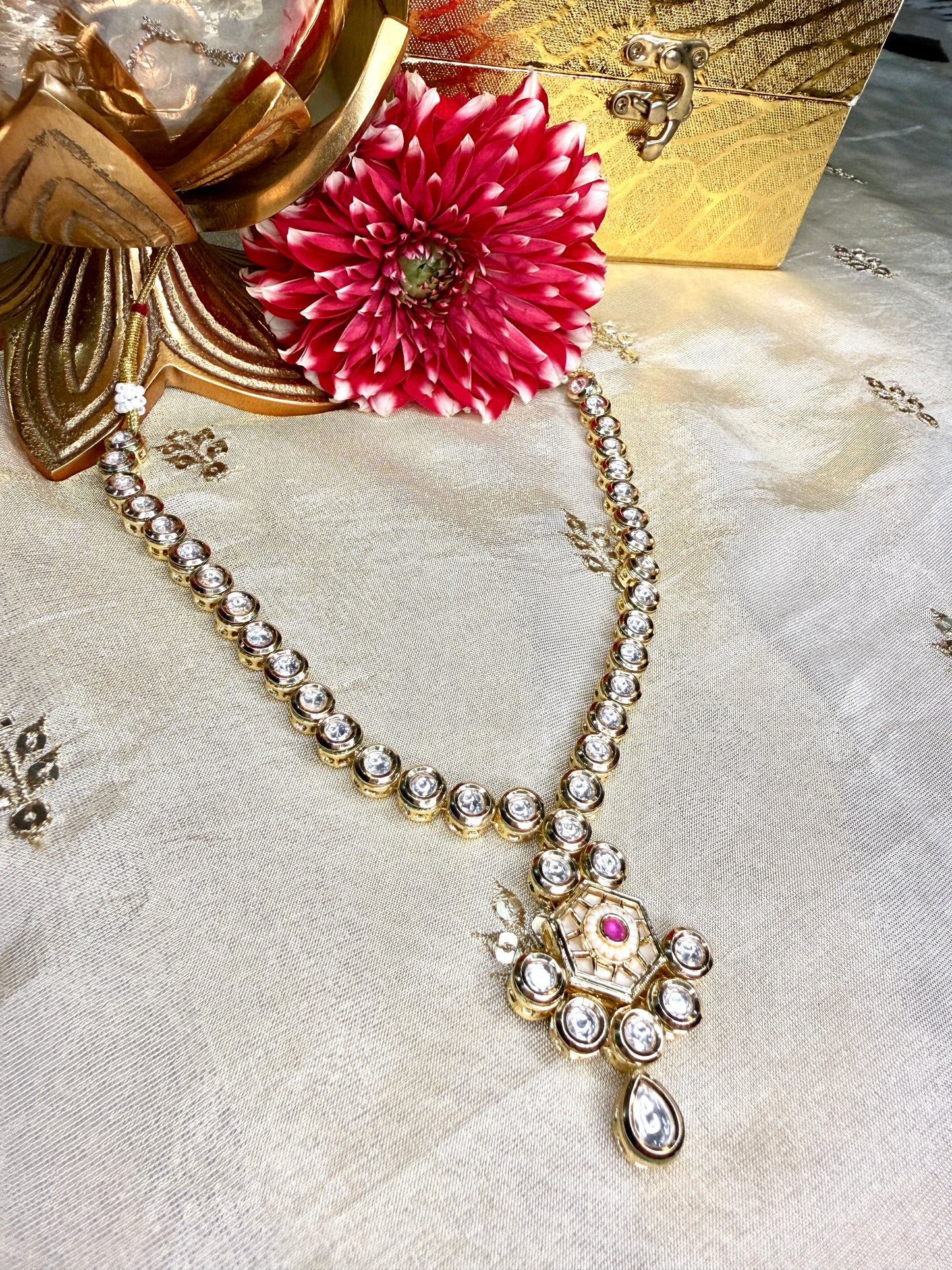 Aarohi Kundan Set