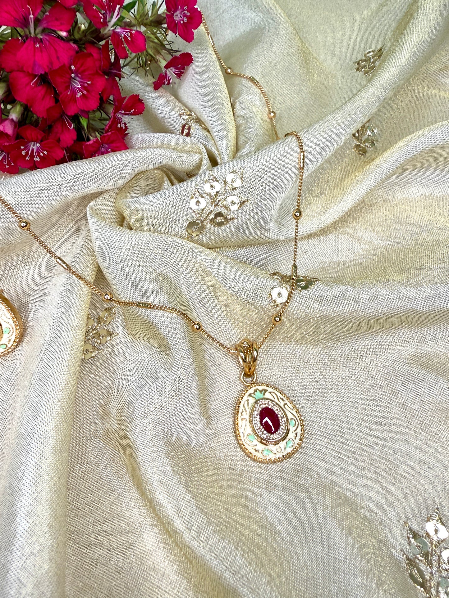Gulnaar Kundan Pendant Set