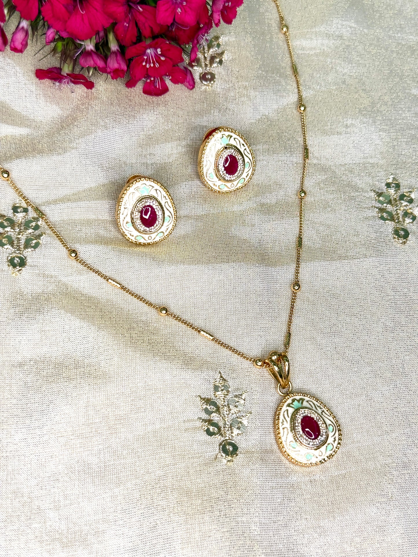 Gulnaar Kundan Pendant Set