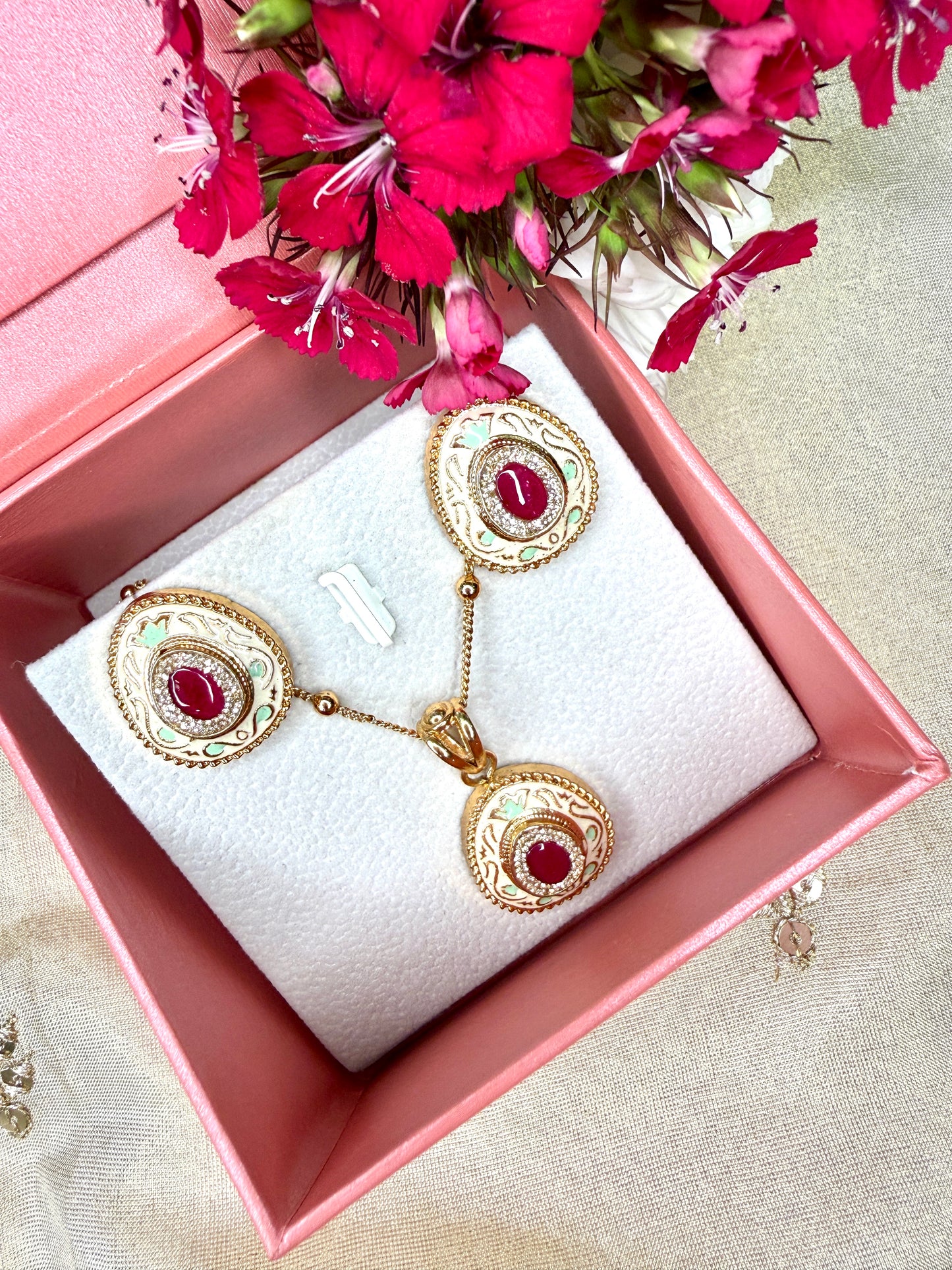 Gulnaar Kundan Pendant Set