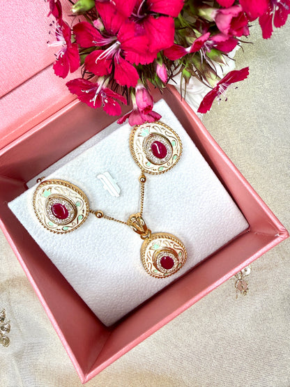 Gulnaar Kundan Pendant Set
