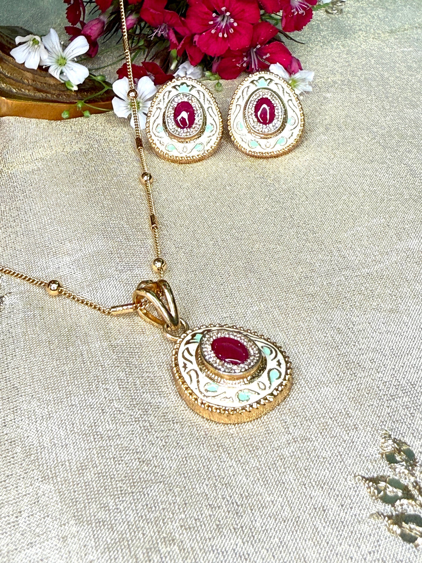 Gulnaar Kundan Pendant Set