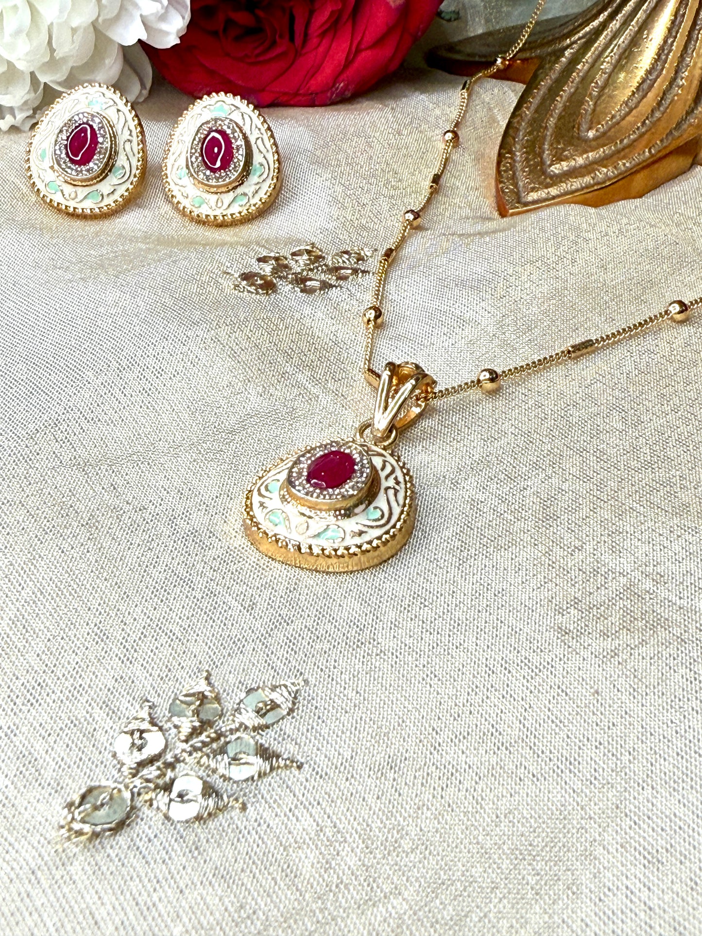 Gulnaar Kundan Pendant Set