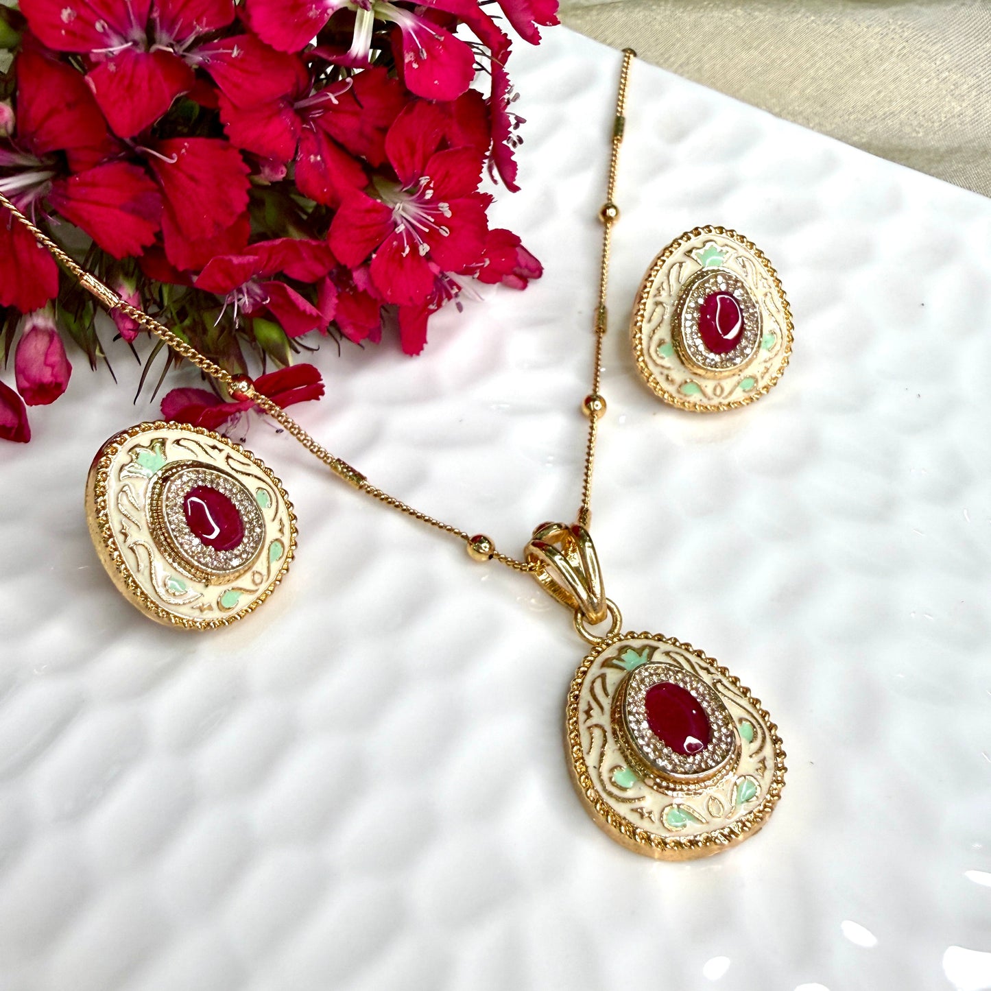 Gulnaar Kundan Pendant Set