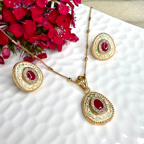 Gulnaar Kundan Pendant Set