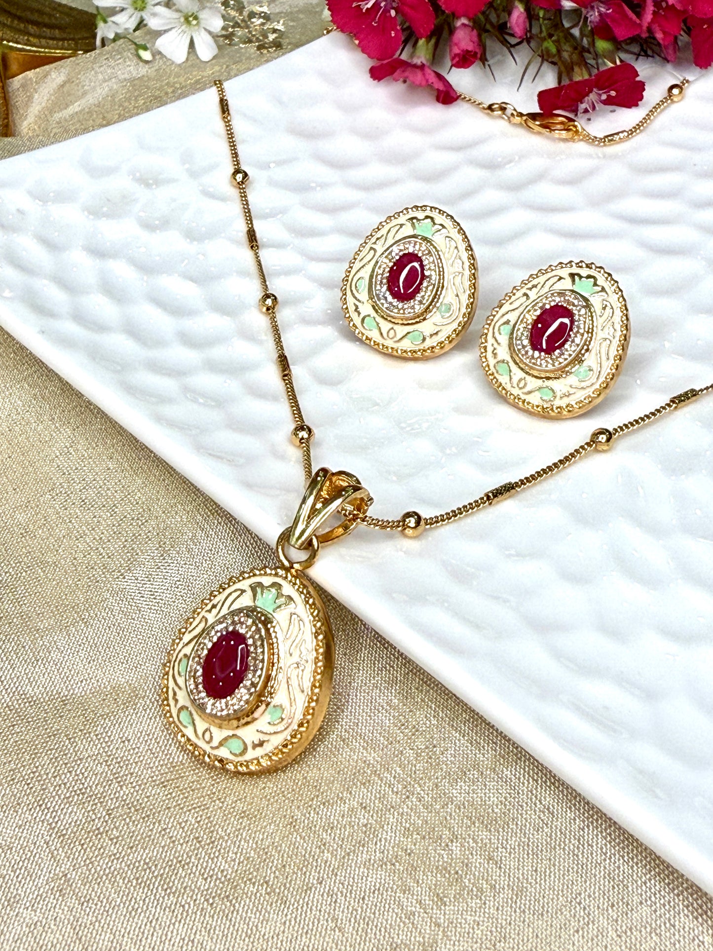 Gulnaar Kundan Pendant Set