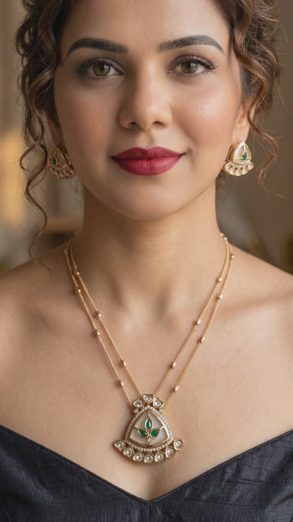 Ojasvi Kundan Pendant Set